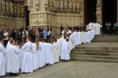 Procesión de entrada. Ordenación episcopal. Catedral de Amiens, Amiens, Francia de Unbekannt