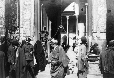 Entrada a la mezquita de Kazimain, Irak, 1917-1919 de Unbekannt