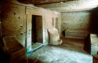Entrada a una tumba en una necrópolis etrusca, Cerveteri Caere Italia, c. siglo VII-VI a.C. de Unbekannt