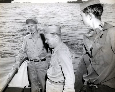 Ernie Pyle visita el USS Hornet de Unbekannt