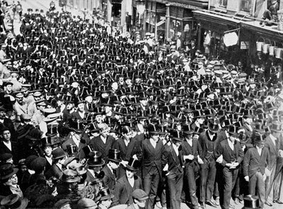 Chicos de Eton escuchando la lectura de la proclamación en el Puente de Windsor, Berkshire, 1910 de Unbekannt