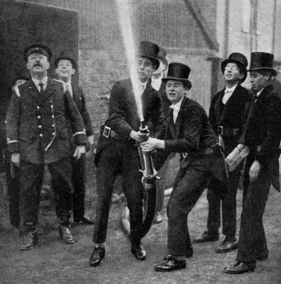 Bomberos aficionados de Eton practicando un ejercicio con manguera, Berkshire, c1922 de Unbekannt