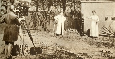 Eugene Lauste grabando la primera imagen en movimiento y sonido combinados, c1905 de Unbekannt