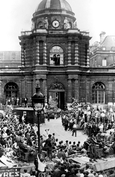 Evacuación de heridos alemanes tras la rendición del Senado, liberación de París, agosto de 1944 de Unbekannt