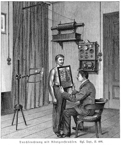 Examinando el tórax de un paciente usando un tubo de rayos X y pantalla fluorescente, 1903 de Unbekannt
