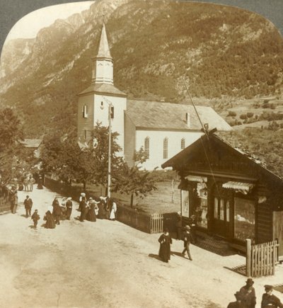 Familias y vecinos en una mañana de domingo de verano en la iglesia del pueblo, Odde, Noruega, c. 1905 de Unbekannt