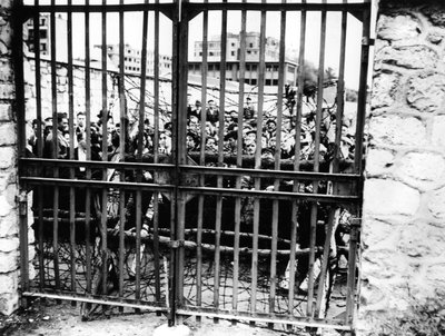 Familias esperando noticias de sus seres queridos, Ministerio del Aire, París 1944 de Unbekannt
