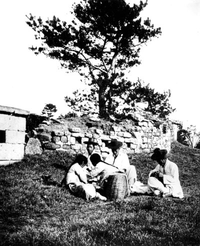 Familia disfrutando de un picnic, Corea, 1900 de Unbekannt