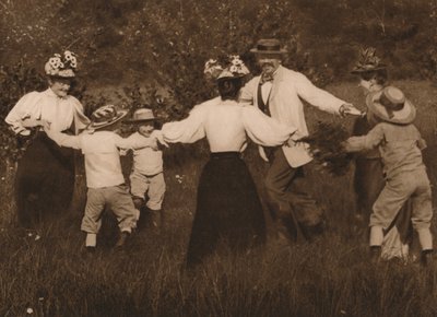 Familia jugando en un campo, 1937 de Unbekannt