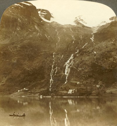 Casas de campo de Yri al pie de la montaña - Cataratas de Yri en el glaciar, Noruega, c1905 de Unbekannt