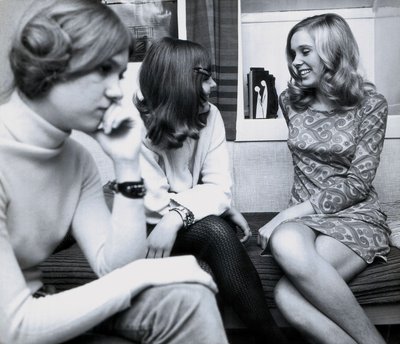 Moda: chicas jóvenes en una fiesta en España, Una de las mujeres lleva un vestido muy corto de Unbekannt