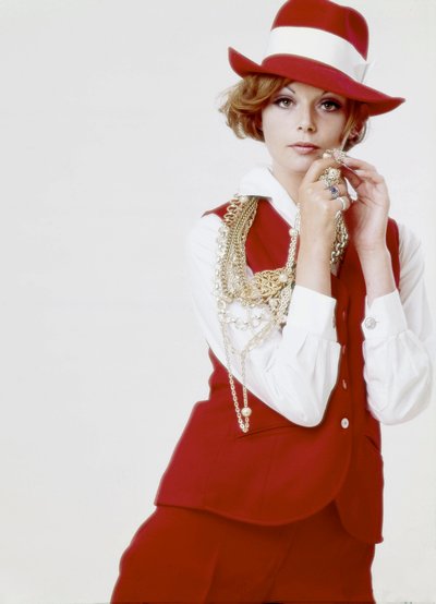 Moda: joven con sombrero y atuendo rojo, finales de los años 60 (foto) de Unbekannt