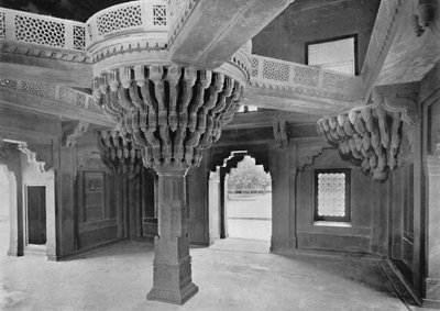 Fatehpur Sikri. Pilar en el Dewan-i-Khas, c. 1910 de Unbekannt