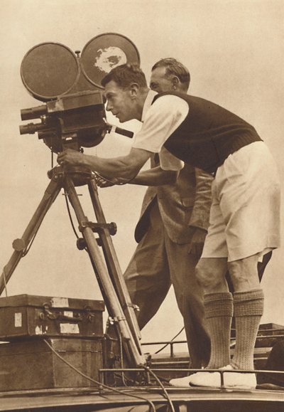 Cineasta - Haciendo un registro cinematográfico en uno de sus campamentos anuales para niños, 1927 1937 de Unbekannt