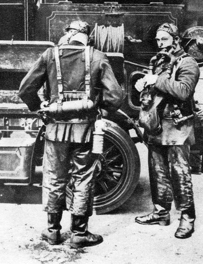 Bomberos poniéndose cascos de humo, Farringdon Street rubber works, Londres de Unbekannt