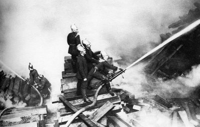 Bomberos combatiendo un incendio en un aserradero, Londres, 1926-1927 de Unbekannt