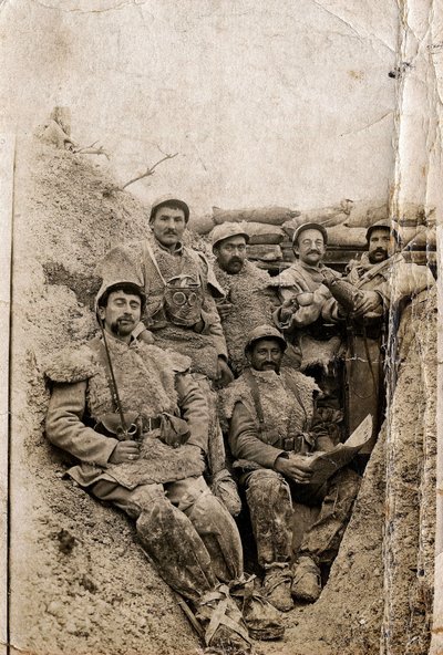 Primera Guerra Mundial (1914-1918): Soldados peludos con vestimenta de invierno en una trinchera en 1916-1917. Llevan chaquetas de piel de oveja y una máscara de gas de Unbekannt