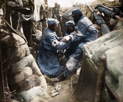 Primeros auxilios a un hombre herido en una de las trincheras francesas, 1915 de Unbekannt