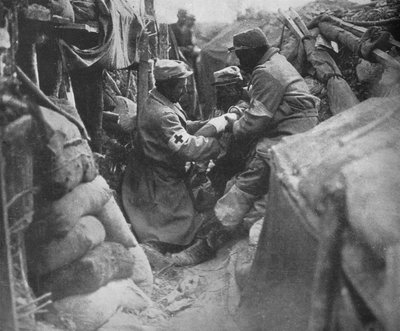 Primeros auxilios a un hombre herido en una de las trincheras francesas, 1915 de Unbekannt