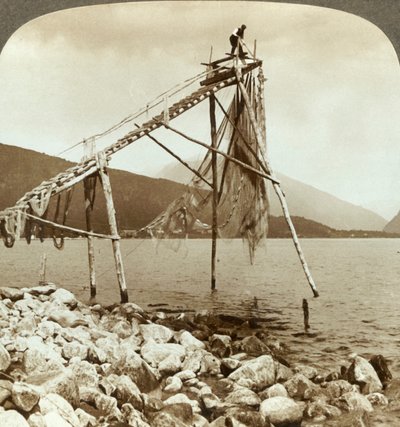 Pescador arreglando redes de salmón en Balestrand en Sognefjord - Balholm en la distancia, Noruega de Unbekannt