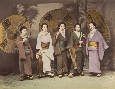[Cinco mujeres japonesas en vestido tradicional con parasoles], 1870s de Unbekannt