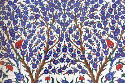 Flores. Uno de los 80 paneles de Iznik - azulejos cerámicos altamente decorados populares en el siglo XVI - que destacan en los edificios imperiales y religiosos de Estambul. Mezquita Sheikh Zayed. 1995. Emirato de Abu Dhabi de Unbekannt