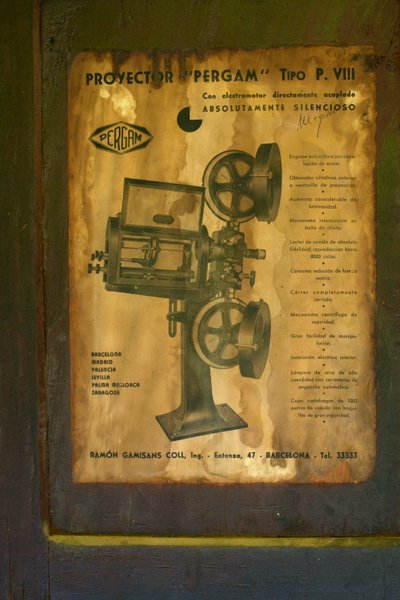 Antiguo hotel (Hostal Vell - la Toranesa). Interior. La sala de proyección de cine. Proyector de cine (Ossa Pergam tipo PVIII). (detalle) El manual original del proyector. de Unbekannt