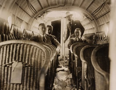 Cuatro hombres en la cabina de pasajeros de un hidroavión Supermarine 