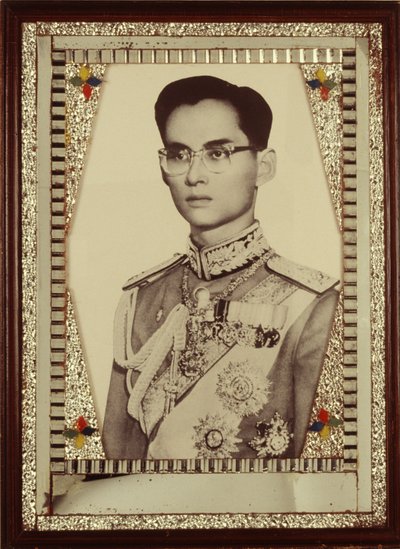 Retrato enmarcado del Rey Bhumibol Adulyadej (foto en blanco y negro) de Unbekannt