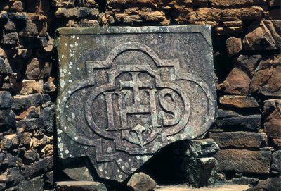 Símbolo franco-masónico e iniciales de Cristo grabadas en una piedra, sitio de las misiones jesuitas de San Ignacio Miní en Argentina, establecidas en 1611 (piedra) de Unbekannt