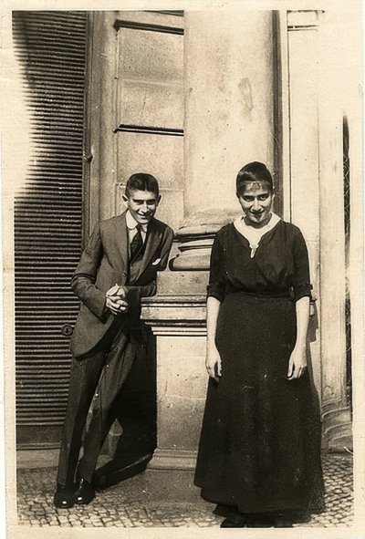 Franz Kafka con su hermana Ottla frente a la Casa Oppelt en Praga. Alrededor de 1914 de Unbekannt