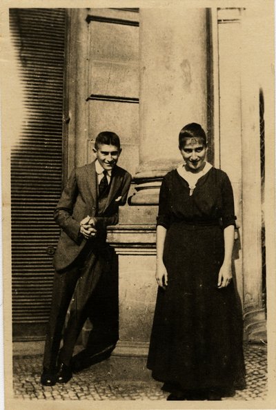 Franz Kafka con su hermana Ottla frente a la Casa Oppelt en Praga de Unbekannt