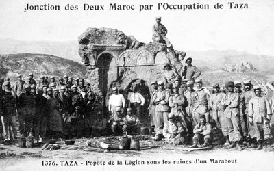 Legión Extranjera Francesa junto a algunas ruinas de Marabout, Taza, Marruecos, 1904 de Unbekannt