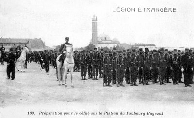 Legión Extranjera Francesa preparándose para marchar en el Plateau Faubourg Bugeaud, Argelia, siglo XX de Unbekannt