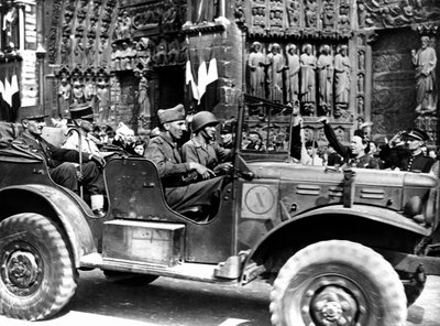 General francés Philippe Leclerc fuera de Notre Dame, liberación de París, agosto de 1944 de Unbekannt