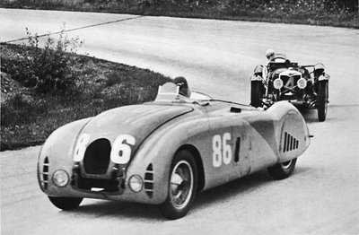 Gran Premio de Francia, 1936: Un nuevo Bugatti aerodinámico, seguido por un Riley, 1936, 1937 de Unbekannt