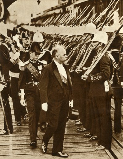 El presidente francés Raymond Poincaré con Eduardo, Príncipe de Gales, en Portsmouth, junio de 1913, 1935 de Unbekannt
