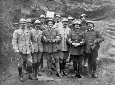 Oficiales franceses e ingleses en el Monte Kemmel cerca de Ypres, Bélgica, abril de 1918 de Unbekannt