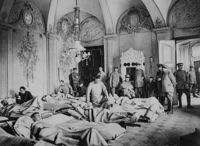 Franceses y alemanes heridos en un castillo en Francia, Primera Guerra Mundial, 1915 de Unbekannt