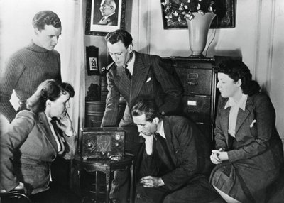 Ciudadanos franceses escuchando una transmisión del viceprimer ministro de Vichy, almirante Darlan, 23 de mayo de 1941 de Unbekannt