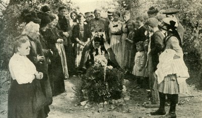 Civiles franceses en la tumba de un soldado, 1914, c1920 de Unbekannt