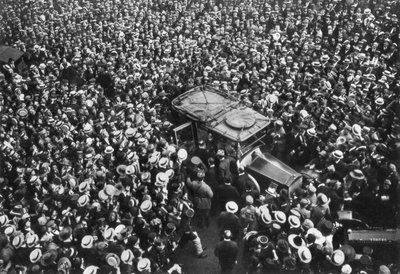 Multitudes francesas vitoreando a Pershing y Joffre, Hotel Crillon, París, Primera Guerra Mundial, 1917 de Unbekannt