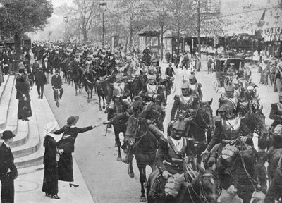 Coraceros franceses cabalgando por las calles de París en su camino al frente, 1914 de Unbekannt