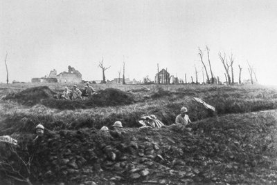 Infantería francesa estableciendo posiciones de retroceso frente a una granja en ruinas, Picardía, Francia, 1918 de Unbekannt