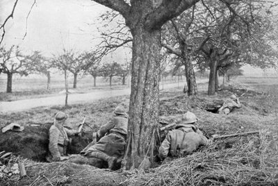 Ametralladores franceses atrincherados al borde de un camino, bajo manzanos, 1918 de Unbekannt