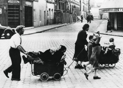 Refugiados franceses regresando a casa después de la caída de Francia ante los alemanes, Francia, julio de 1940 de Unbekannt