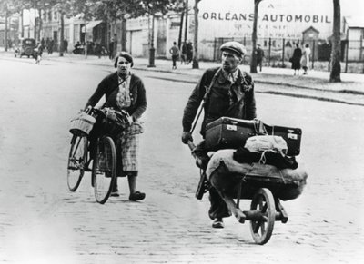 Refugiados franceses regresando a casa después de la caída de Francia ante los alemanes, París, julio de 1940 de Unbekannt