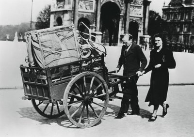 Refugiados franceses regresando a casa después de la caída de Francia ante los alemanes, París, julio de 1940 de Unbekannt