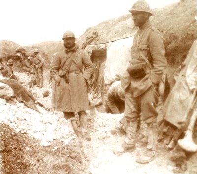 Soldados franceses en una trinchera alemana capturada, c1914-c1918 de Unbekannt