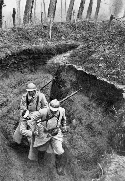 Soldados franceses llevando a un compañero herido del frente, Primera Guerra Mundial de Unbekannt